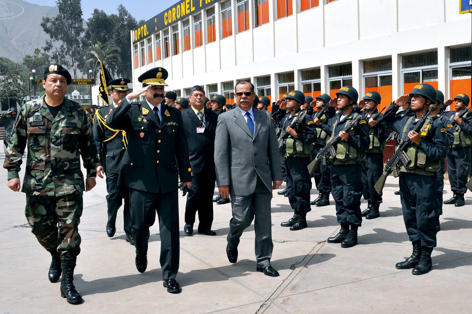 Ministro del Interior, Octavio Salazar, participa en aniversario de la Dinoes. Foto: Mininter.