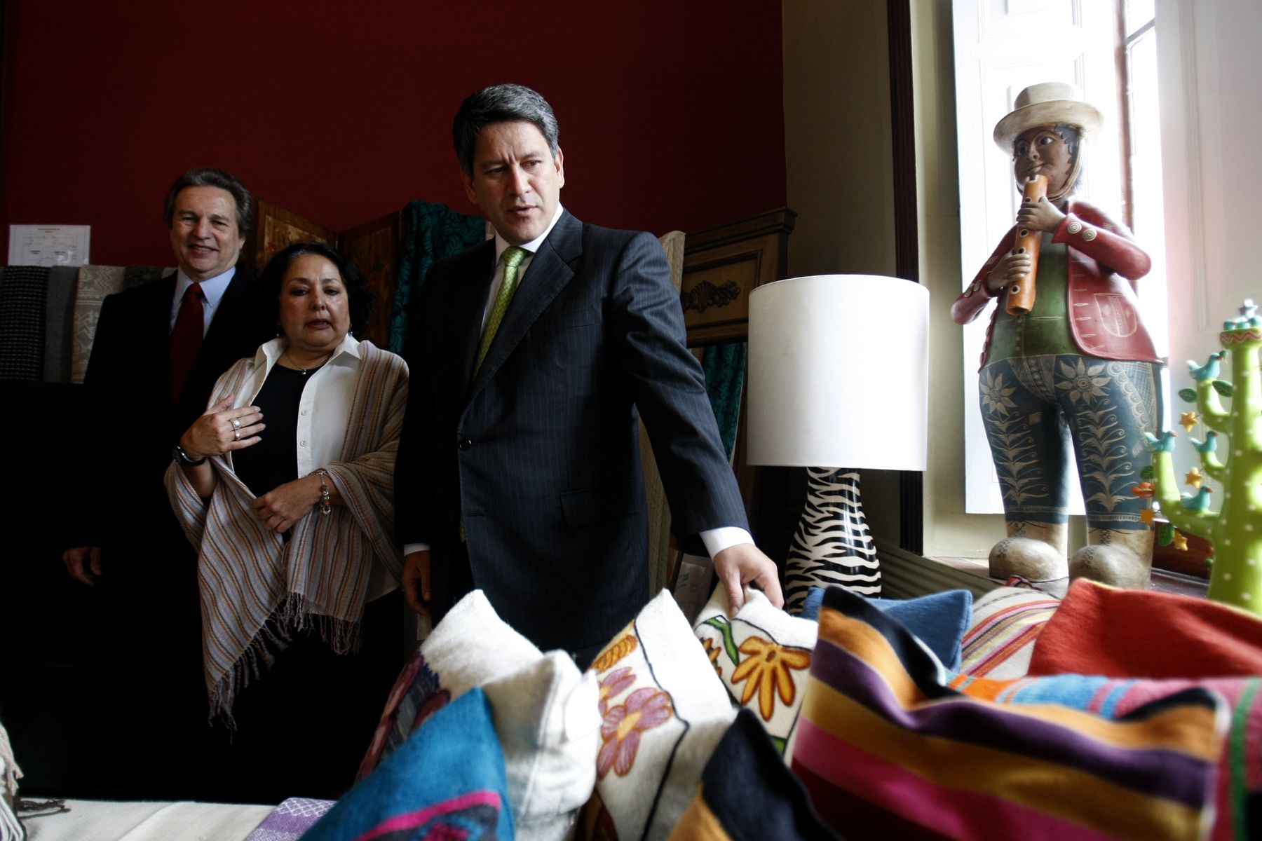 Ministro de Comercio Exterior y Turismo, Martín Pérez, en la Casa Berrocal, lugar donde se exhiben trabajos artesanales para la exportación. Foto: ANDINA/Juan Carlos Guzmán Negrini.