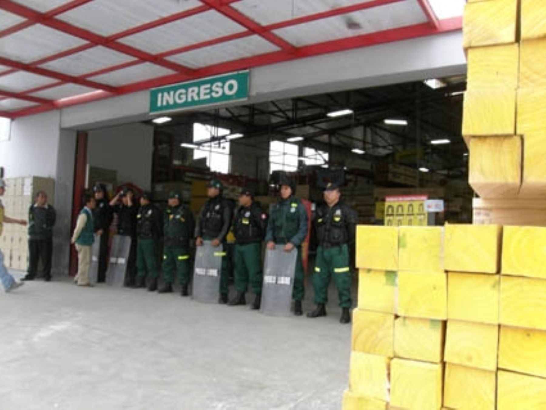 La tienda apilaba materiales en plena vía peatonal. Foto: Difusión