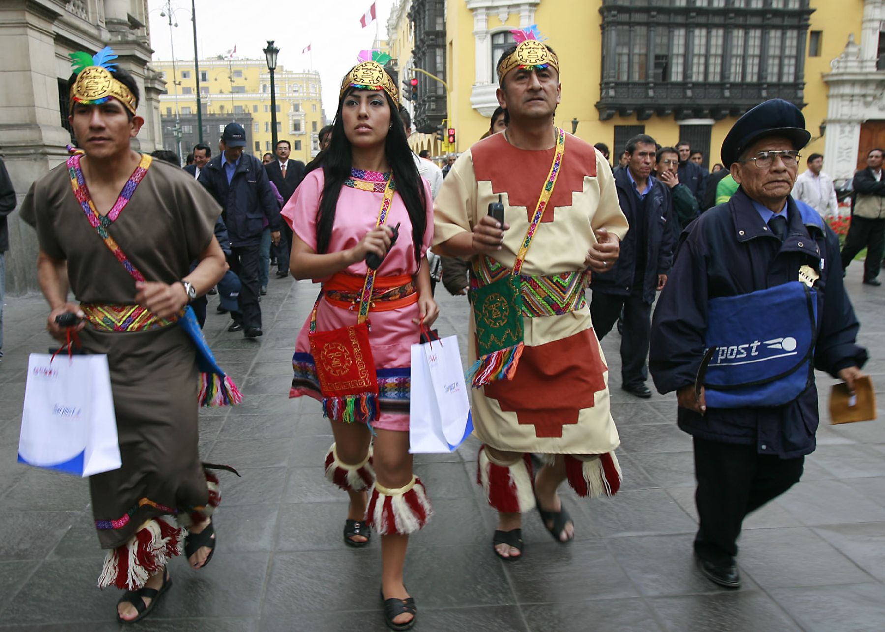 Tradicional “recorrido del chasqui” llegó a Palacio de Gobierno, en el Día del Cartero