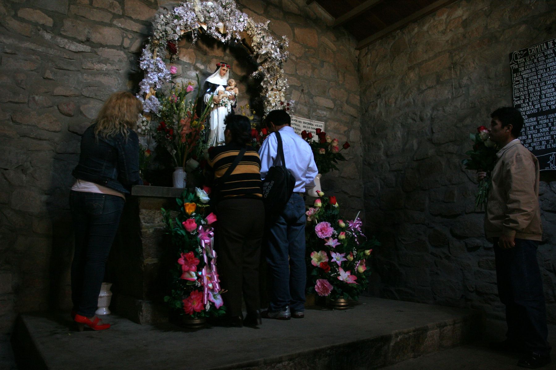 Fieles de Santa Rosa, empiezan a llegar al poblado de Santa Rosa de Quives. Foto:ANDINA/Rocío Farfán.