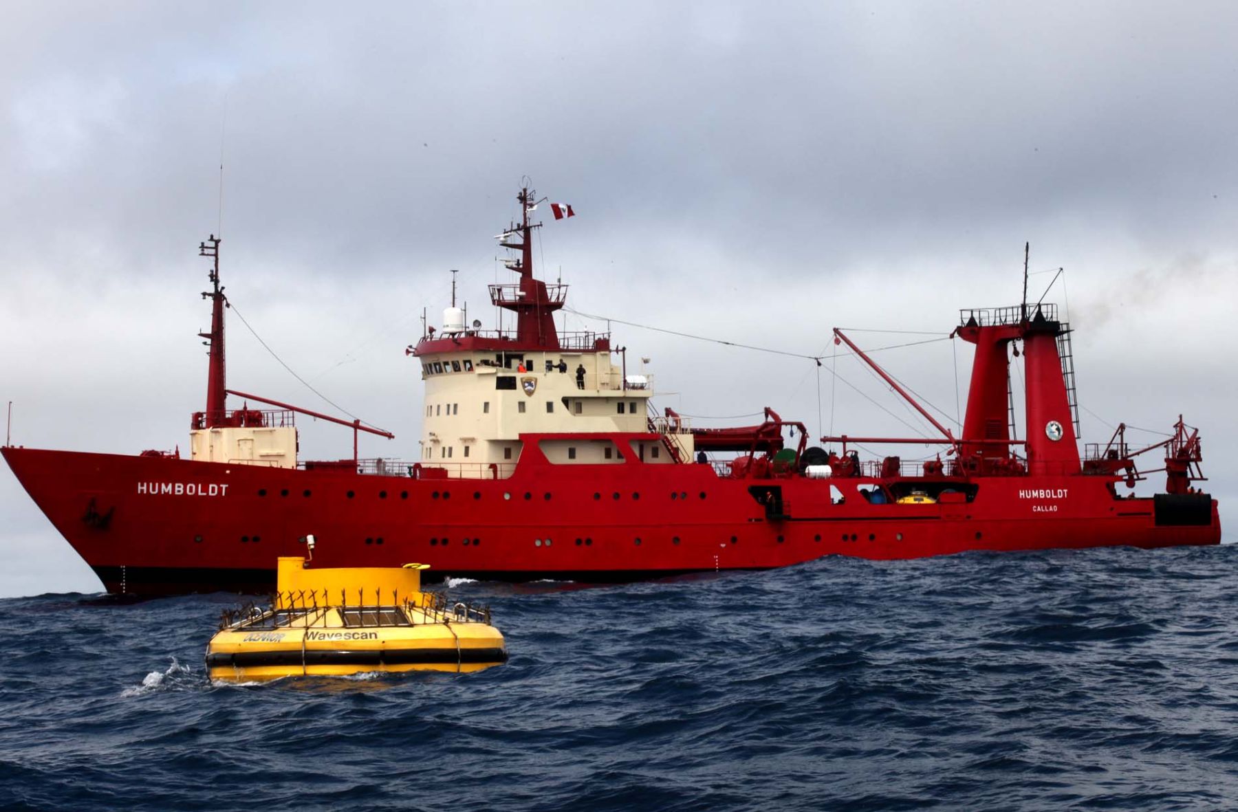 Sembrado de boya Virgen del Carmen V por marinos y civiles del BIC Humboldt . Foto: ANDINA/Alberto Orbegoso