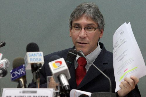 El ministro de Justicia, Aurelio Pastor, en declaraciones a la prensa. Foto: ANDINA/Rocío Farfán