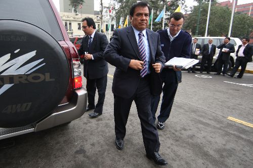 El presidente del Consejo de Ministros, Javier Velásquez Quesquén, llega al Congreso de la República. Foto: ANDINA/Piero Vargas.