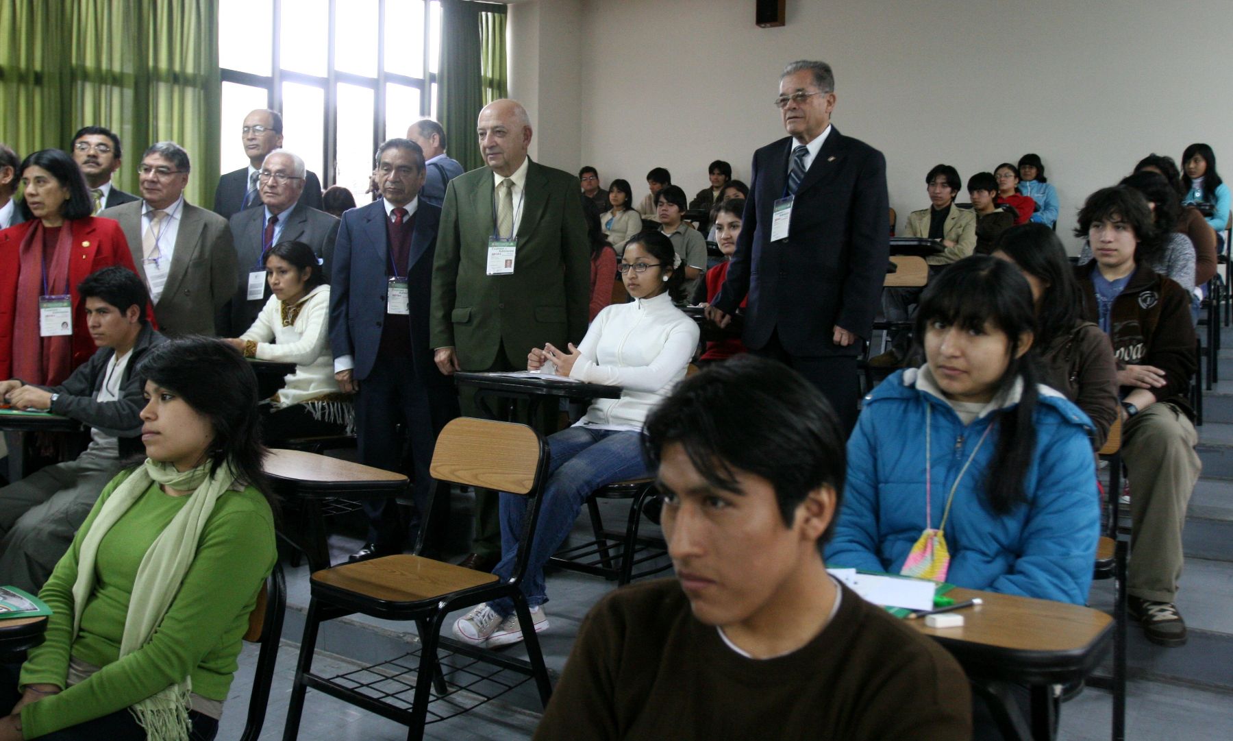 Luis Izquierdo, rector de la UNMSM, visitó algunas aulas para supervisar examen de ingreso a universidad. Foto : ANDINA/ Jorge Paz H.