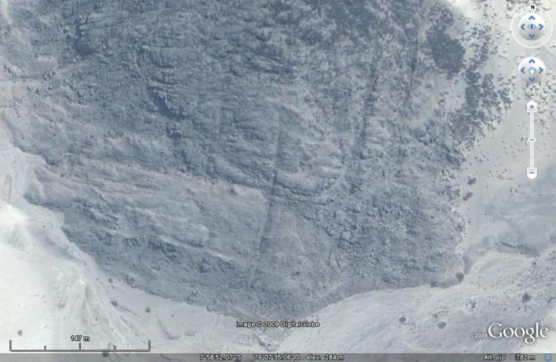 Imagen satelital de geoglifo en forma de candelabro en el cerro Campana, en la provincia de Trujillo (La Libertad). Foto: Carlos Quiroz Moreno.
