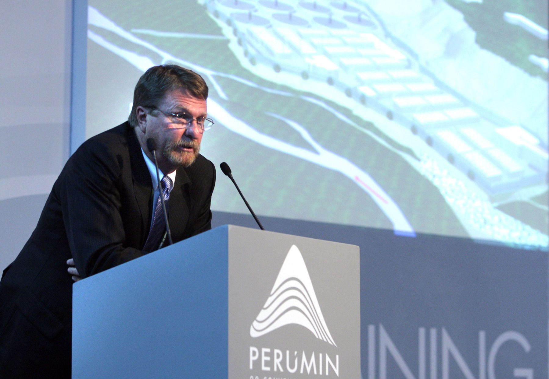 El presidente de la Sociedad Minera Cerro Verde,  John Brack expone  en el marco de la Convención Minera PeruMin. que se realiza en la ciudad de Arequipa. Foto:ANDINA/Jack Ramón.