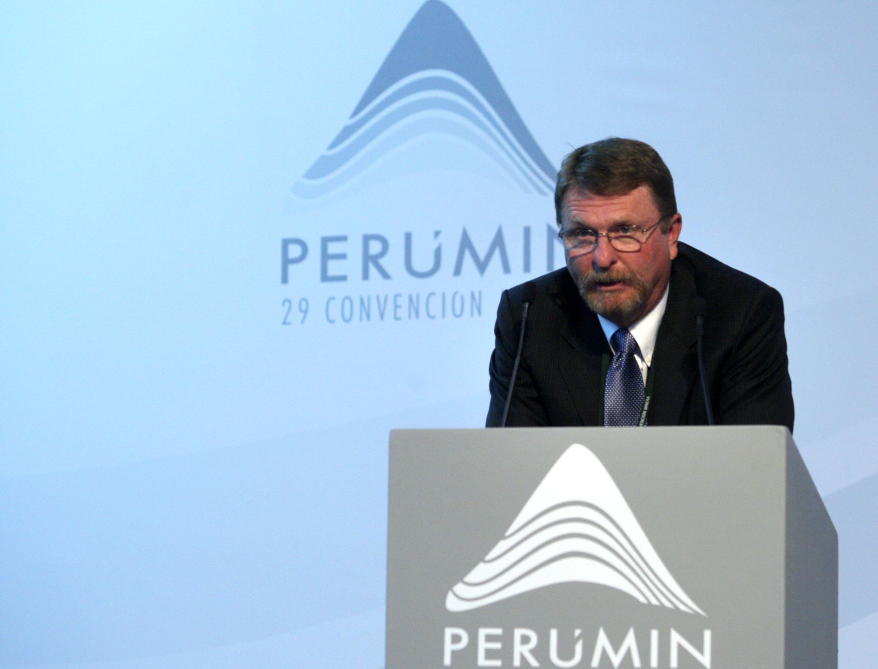 El presidente de la Sociedad Minera Cerro Verde,  John Brack expone  en el marco de la Convención Minera PeruMin. que se realiza en la ciudad de Arequipa. Foto:ANDINA/Jack Ramón.