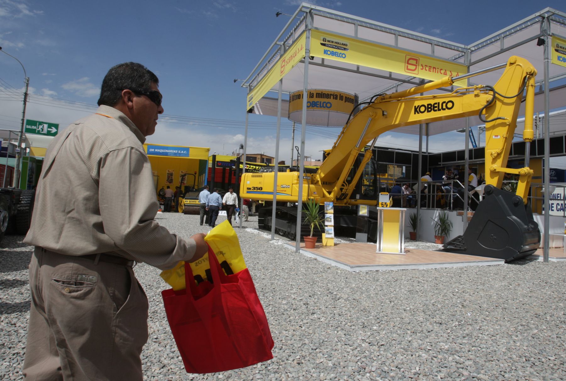 Exhibición de maquinarias pesadas para empresas mineras en la Convención Minera Perumin. que se realiza en la ciudad de Arequipa.Foto:ANDINA/Jack Ramón