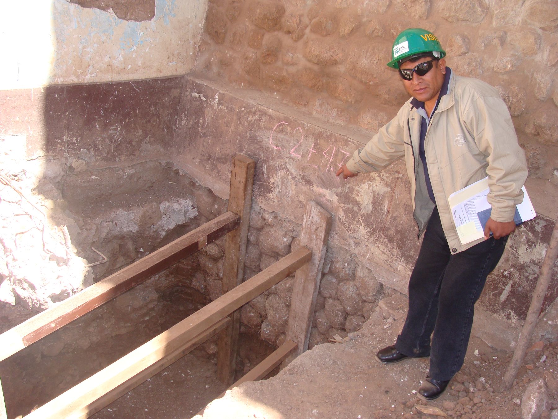 Muro inca descubierto durante las excavaciones que forman parte de los estudios preliminares del proyecto de adecuación de un hotel cinco estrellas en la plaza Nazarenas del Centro Histórico de Cusco. Foto: ANDINA / Fernando Zora-Carvajal.