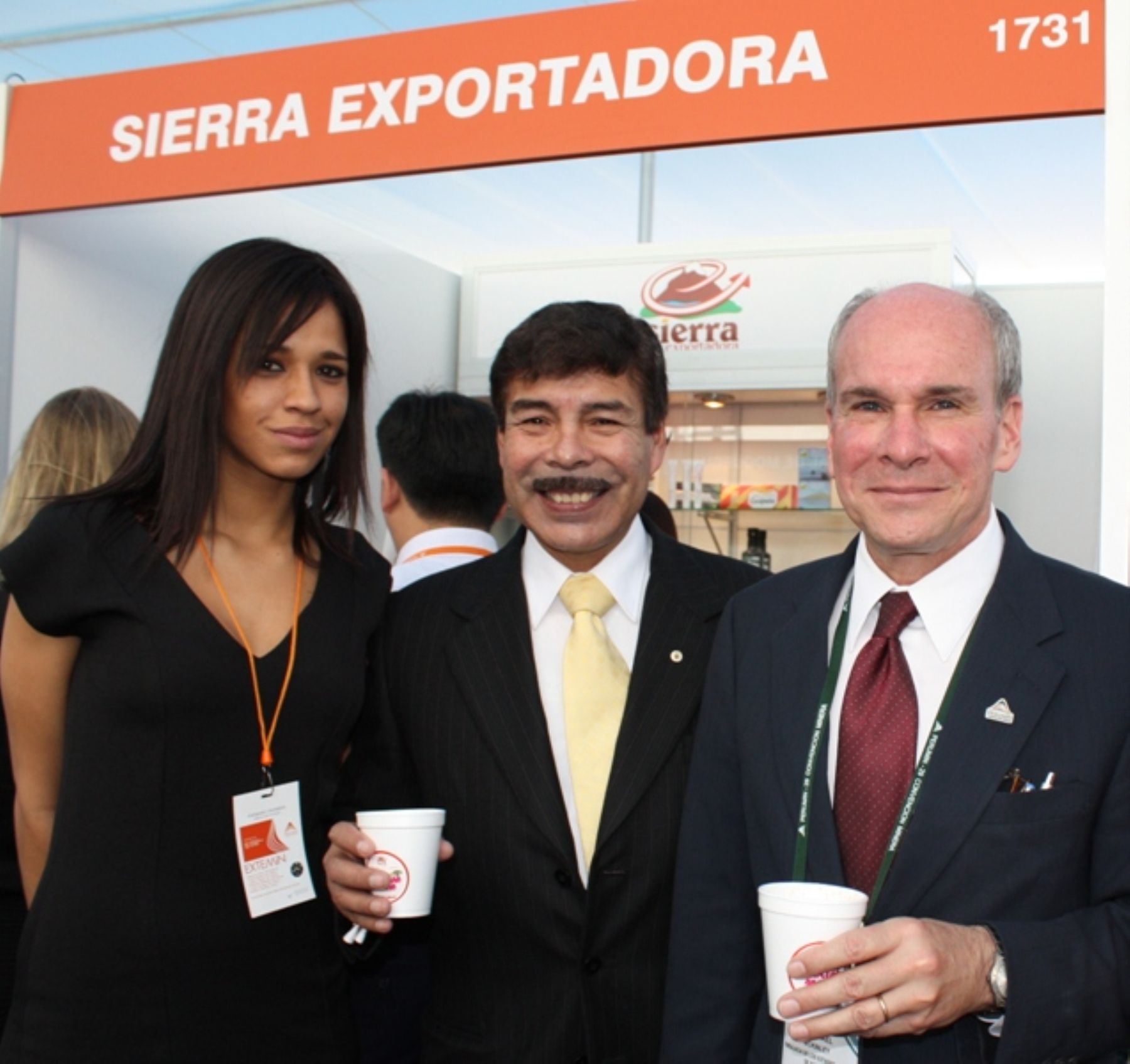 El embajador de Estados Unidos en el Perú, Michael McKinley, degustó nutritivo desayuno andino en 29ª Convención Minera que se realiza en Arequipa. Foto: Sierra Exportadora.