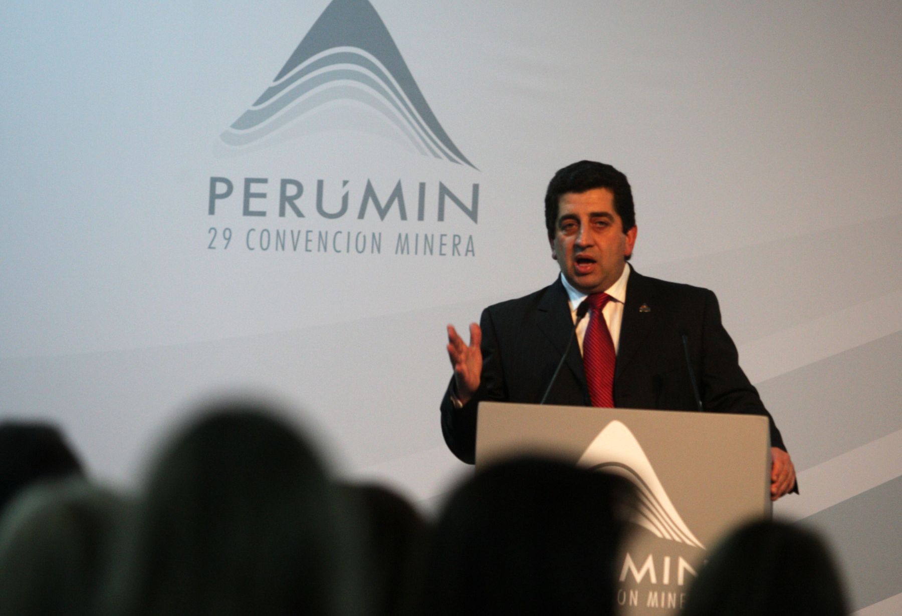 José Xtrata opper,vicepresidente ejecutivo de operaciones de la Division de Xtrata sur del Perú,expone en el marco de la Convención Minera Perumin. que se realiza en la ciudad de Arequipa. Foto: ANDINA/Jack Ramón