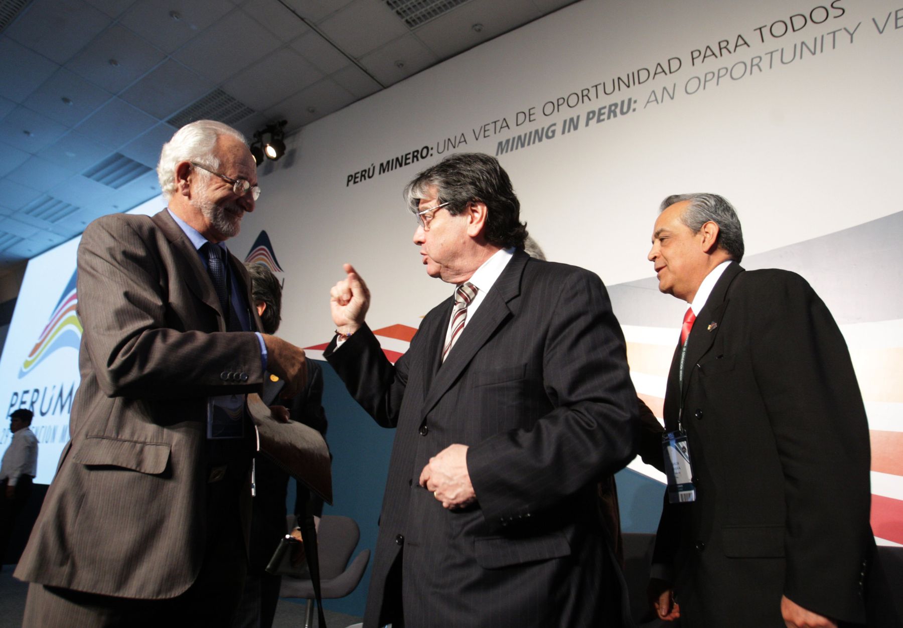 Ministro del Ambiente, Antonio Brack, conversa con Eduardo Chaparro de Cepal, durante Mesa redonda en  el marco de la Convención Minera Perumin, en la ciudad de Arequipa.
Foto: ANDINA /Jack Ramón.