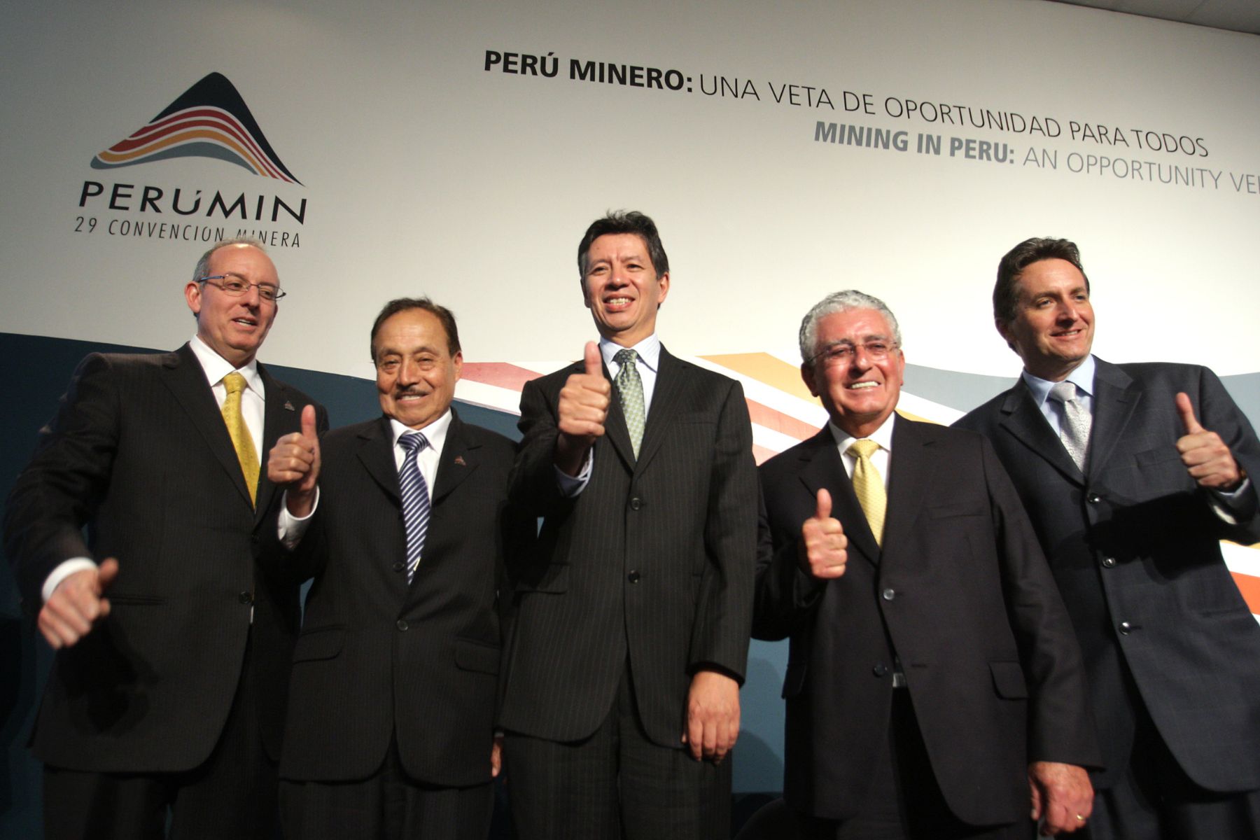 Ministro de Energía y Minas,Pedro Sanchez,junto a los miembros de comite organizador de Perumin.
Foto:ANDINA/Jack Ramòn.
