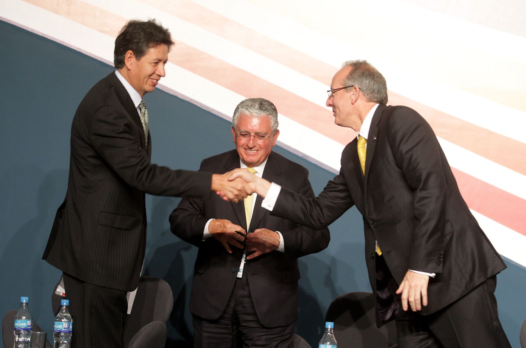 Ministro de Energia y Minas ,Pedro Sanchez ,saluda  Félix Navarro Grau ,presidente de Perumin en el  marco de la clausura PerúMin - 29 Convención Minera, en la ciudad de Arequipa.Foto:ANDINA/Jack Ramòn