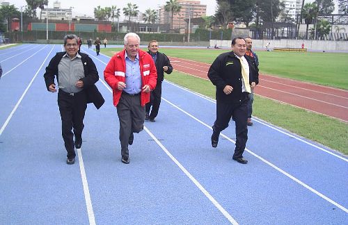 Presidente del IPD, Arturo Woodman, y alcalde de Barranco, Felipe Mezarina, recorren nueva pista atlética instalada en estadio Gálvez Chipoco