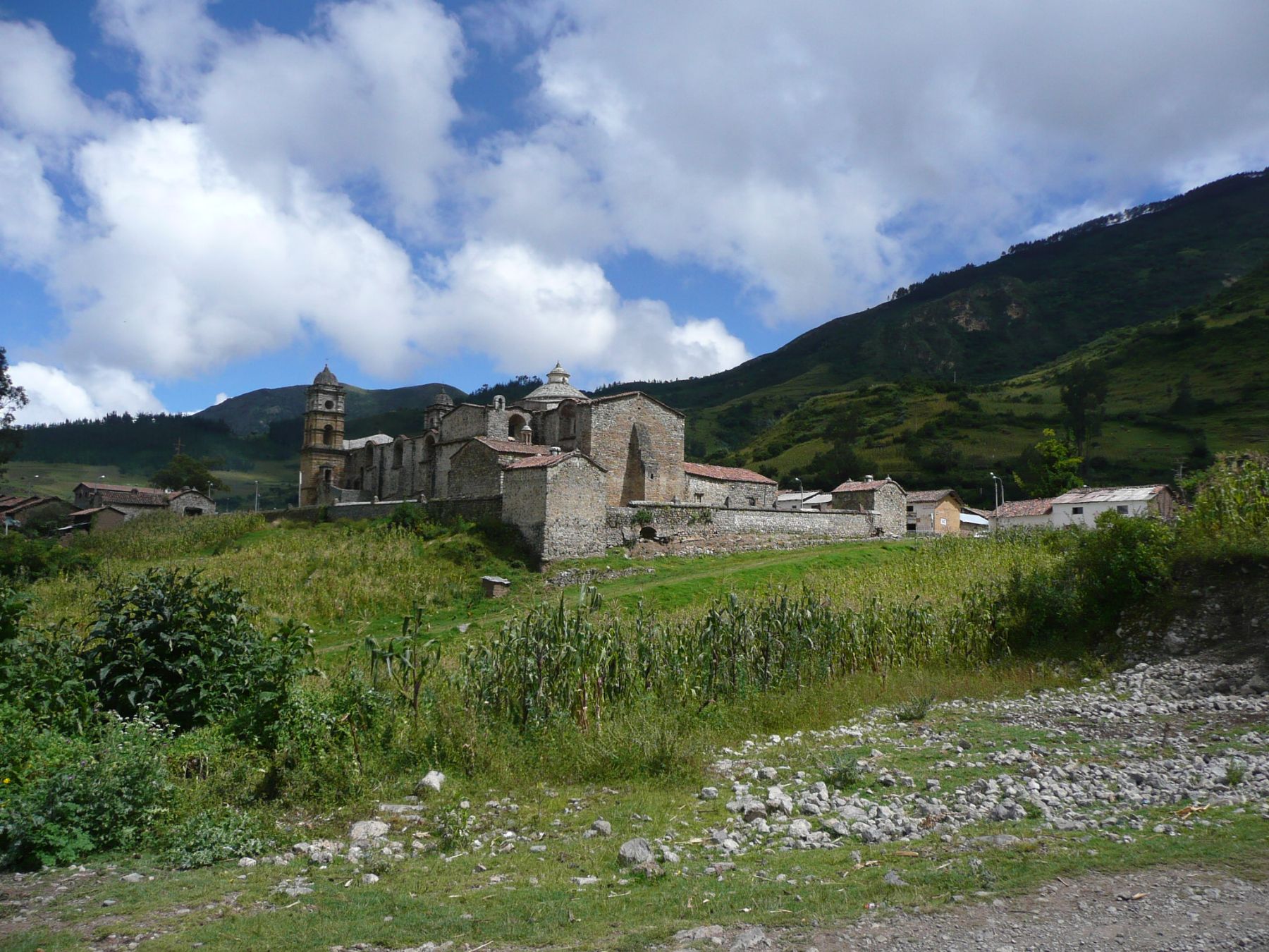 Hallan restos de arquitectura ceremonial prehispánica en el subsuelo del santuario de la Virgen de la Inmaculada Concepción de Cocharcas, ubicado en la provincia de Chincheros (Apurímac). Foto: INC-Cusco.