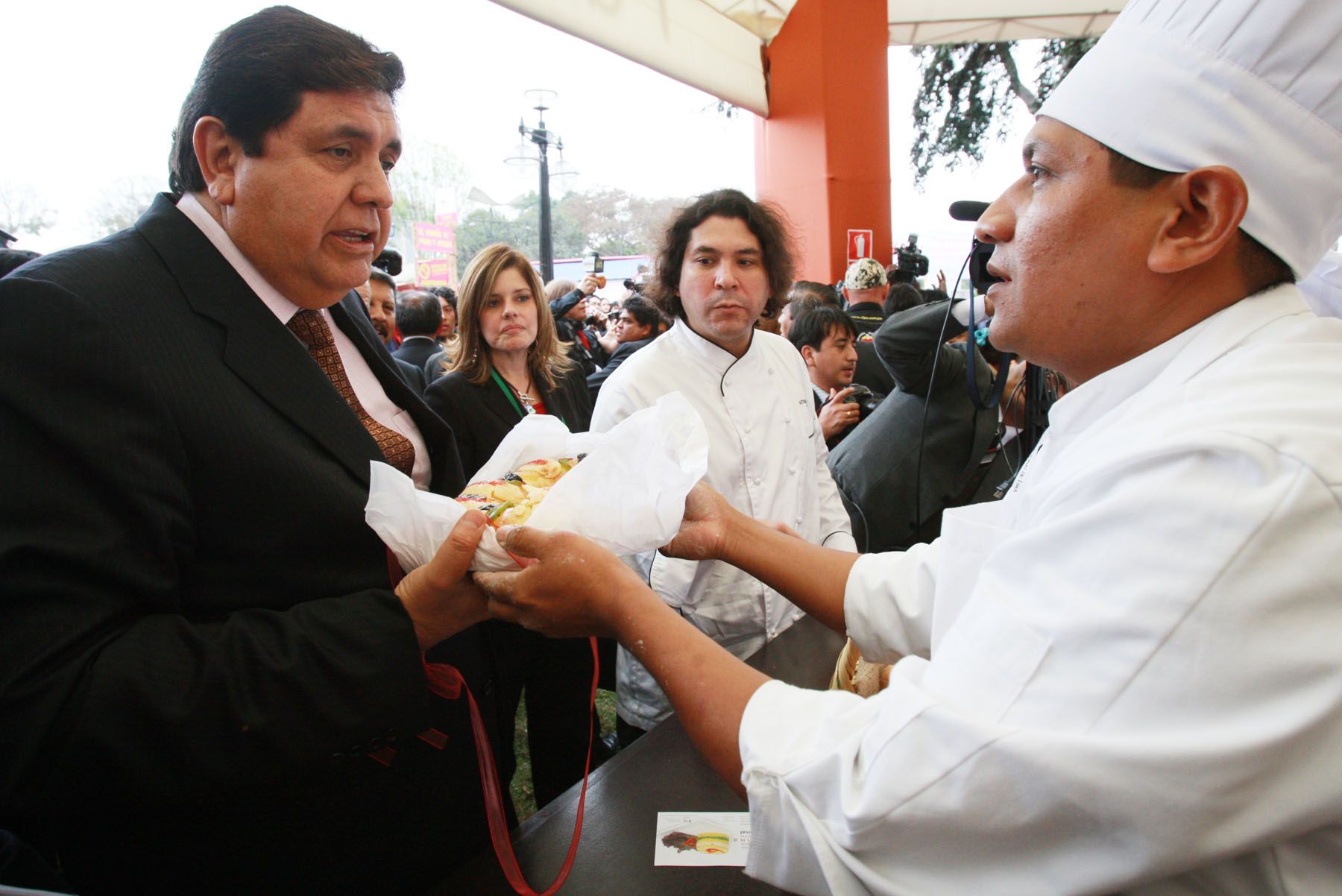 El Presidente Alan Garcìa, acompañado del Cheff Internacional Gaston Acurio inauguró la Feria Gastronòmica Mistura 2009 en el Parque de la Reserva. 
Foto: ANDINA/Carlos Lezama