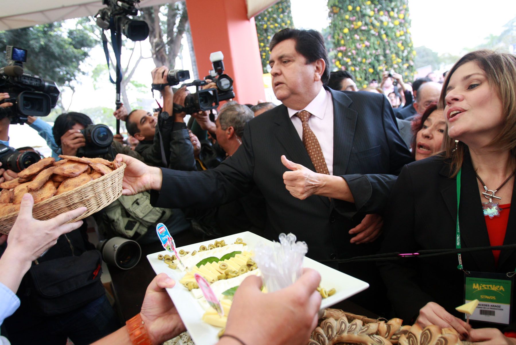 El Presidente Alan Garcìa, acompañado del Cheff Internacional Gaston Acurio inauguró la Feria Gastronòmica Mistura 2009 en el Parque de la Reserva. 
Foto:ANDINA/Carlos Lezama .