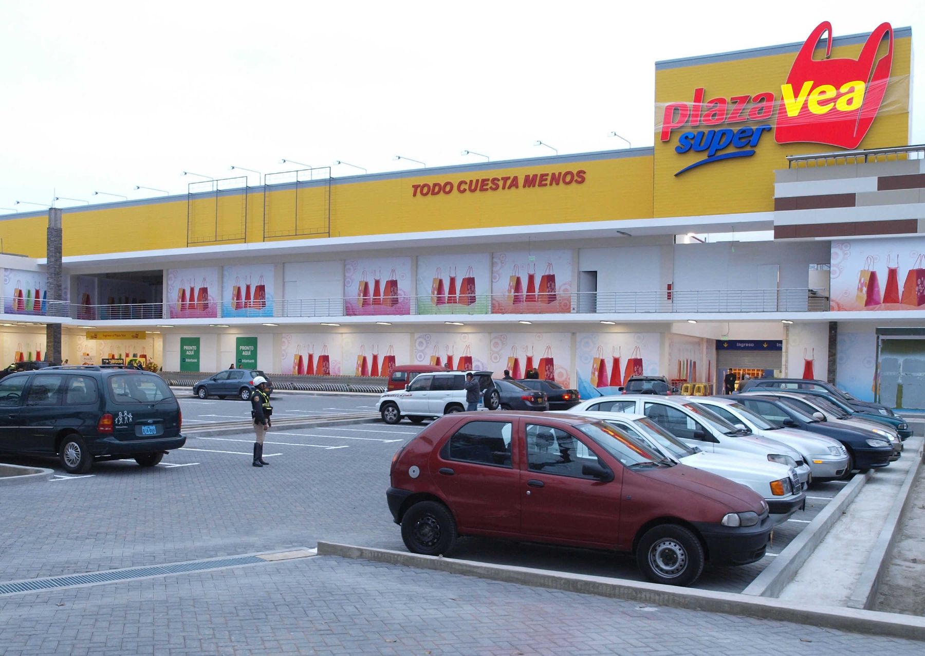 Plaza Vea Alameda Sur en el distrito de Chorrillos.