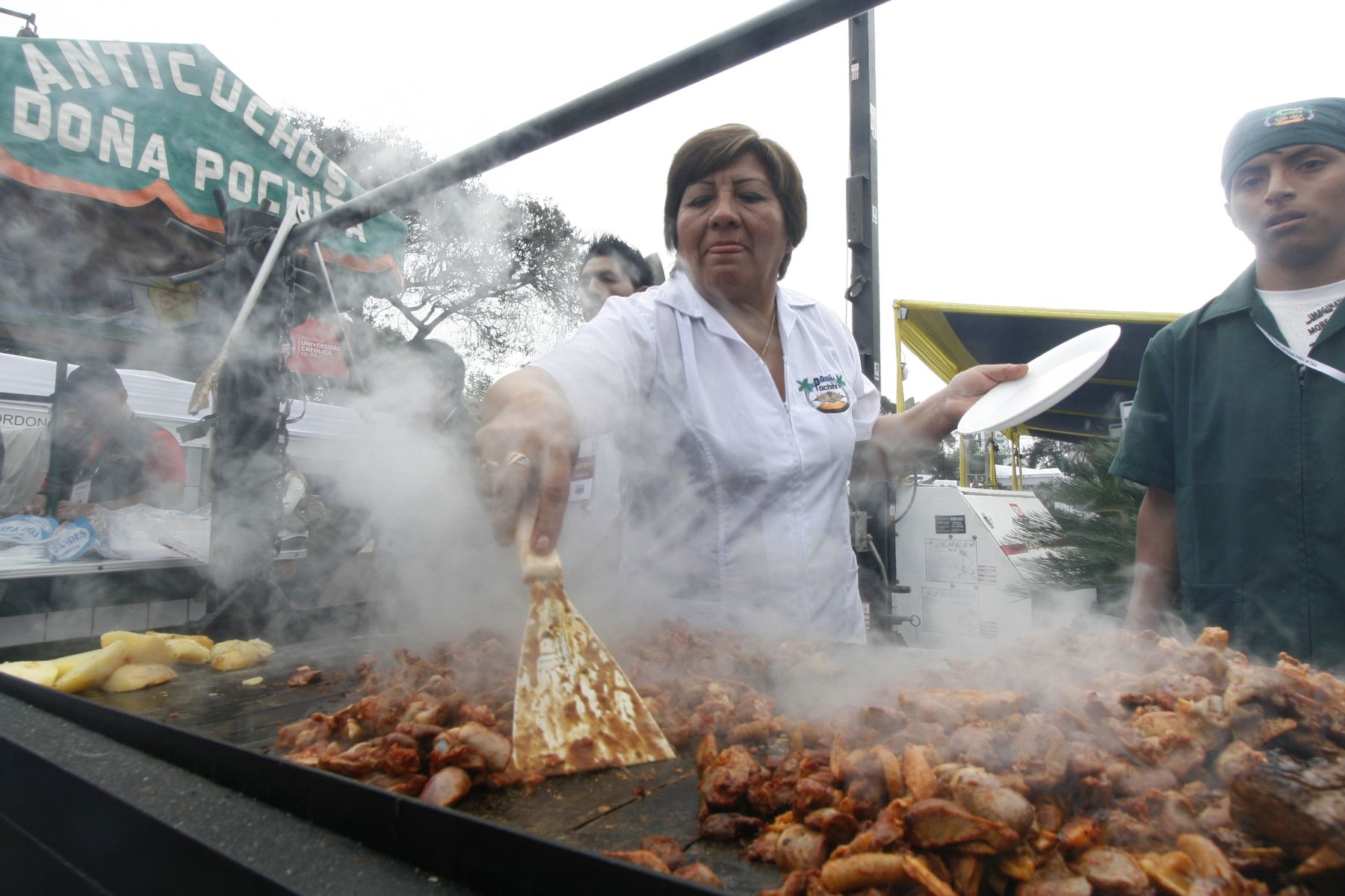 Reconocidas anticucheras de Lima también participan en la Feria Gastronómica Mistura que se lleva a cabo en el Parque de la Exposición. Foto: ANDINA/Stephanie Zollner