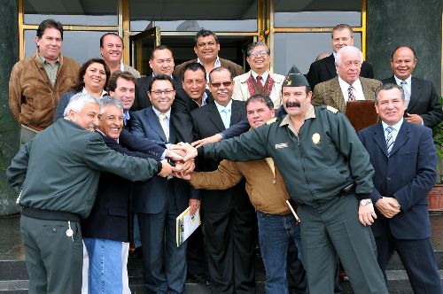 Octavio Salazar y alcaldes se dan la mano luego de reunirse en la sede del Ministerio del Interior. Foto: M. del Interior