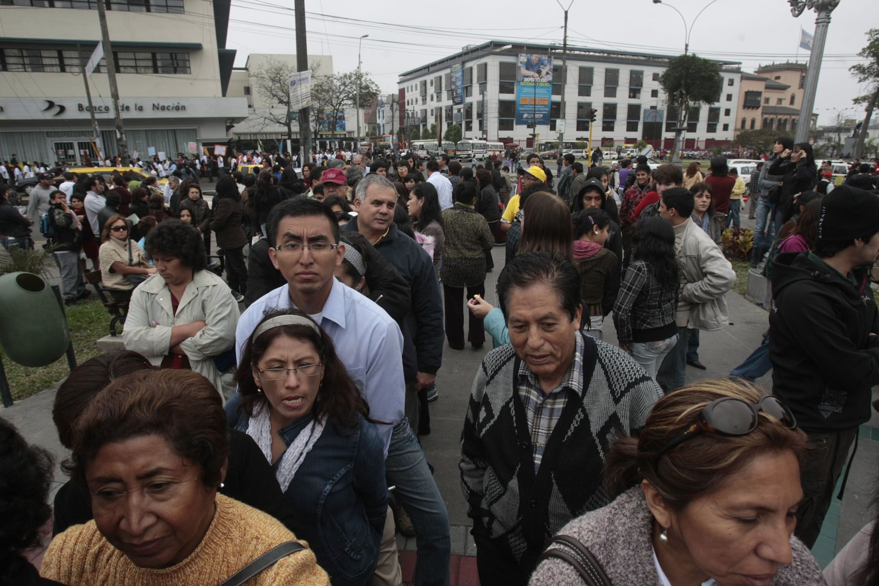 Multitud de gente a la espera de conseguir una entrada para ingresar a Mistura 2009.

Foto:ANDINA / Juan Carlos Guzmán Negrini.