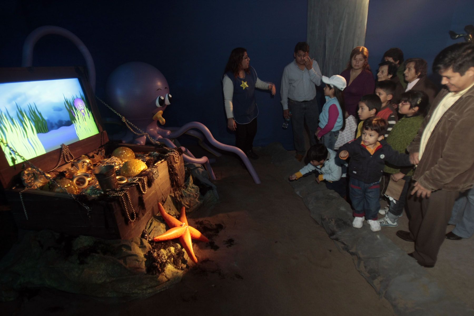 Niños valoran la riqueza del mar peruano en el tunel de la biodiversidad dentro del circuito de Mistura 2009.

Foto:ANDINA / Juan Carlos Guzmán Negrini.
