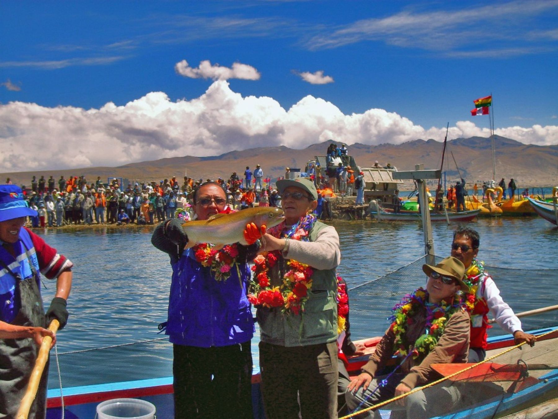 Julián Barra Catacora, presidente de la Autoridad Binacional del Lago Titicaca, muestra la trucha dorada. Foto: ALT.