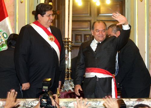 El Presidente de la República, Alan García, tomó juramento al nuevo ministro de Vivienda y Saneamiento, Juan Sarmiento, en Palacio de Gobierno. Foto: ANDINA/Jack Ramón Morales.