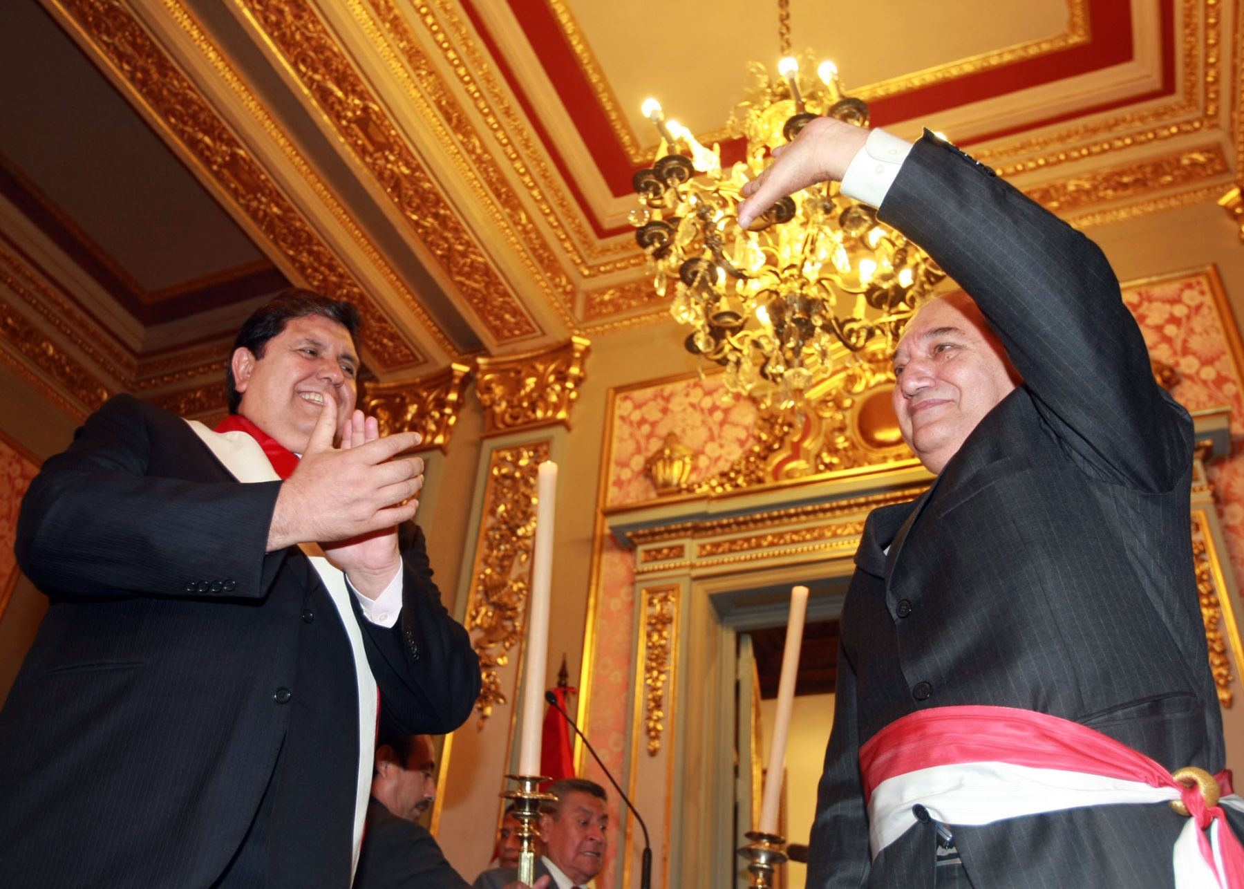 El presidente de la República, Alan García, tomó juramento al nuevo ministro de Vivienda y Saneamiento, Juan Sarmiento, en Palacio de Gobierno. 
Foto: Sepres.