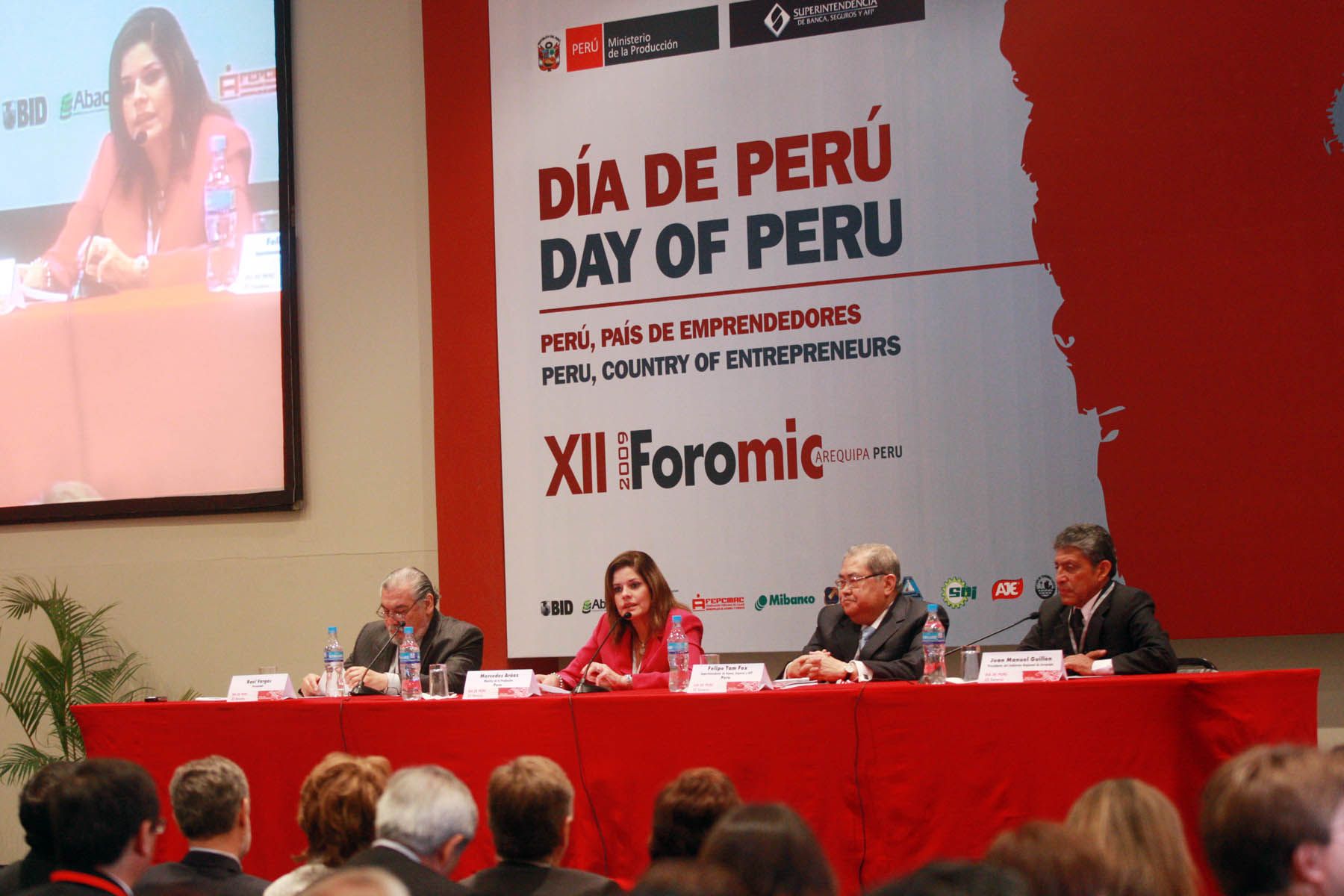 La ministra de la Producción, Mercedes Aráoz expone en el XII Foro Interamericano de la Microempresa (Foromic), en la ciudad de Arequipa.
Foto: ANDINA/Carlos Lezama.