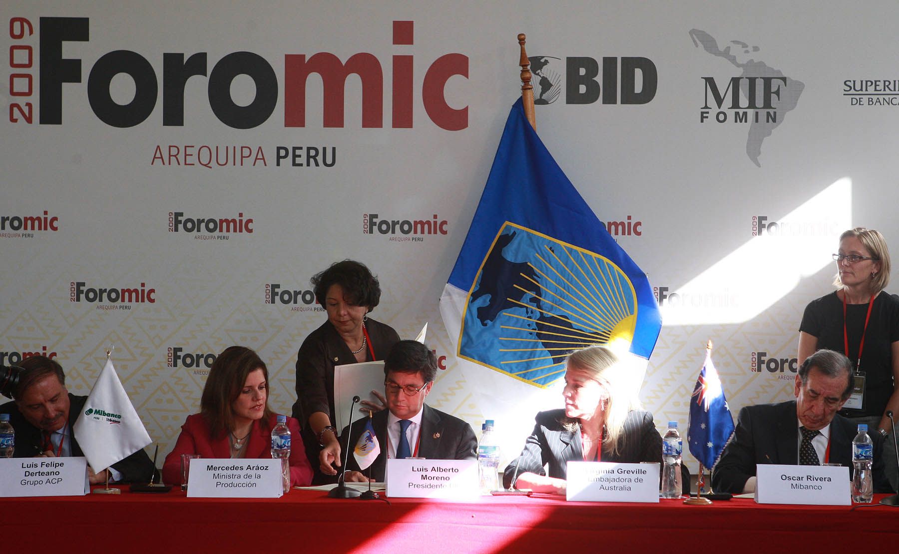 Presidente del BID, firma acuerdo con gobierno Australiano para beneficiar a 100 mil microempresarias peruanas en el XII Foro Interamericano de la Microempresa (Foromic), en la ciudad de Arequipa. 
Foto: ANDINA/Carlos Lezama.