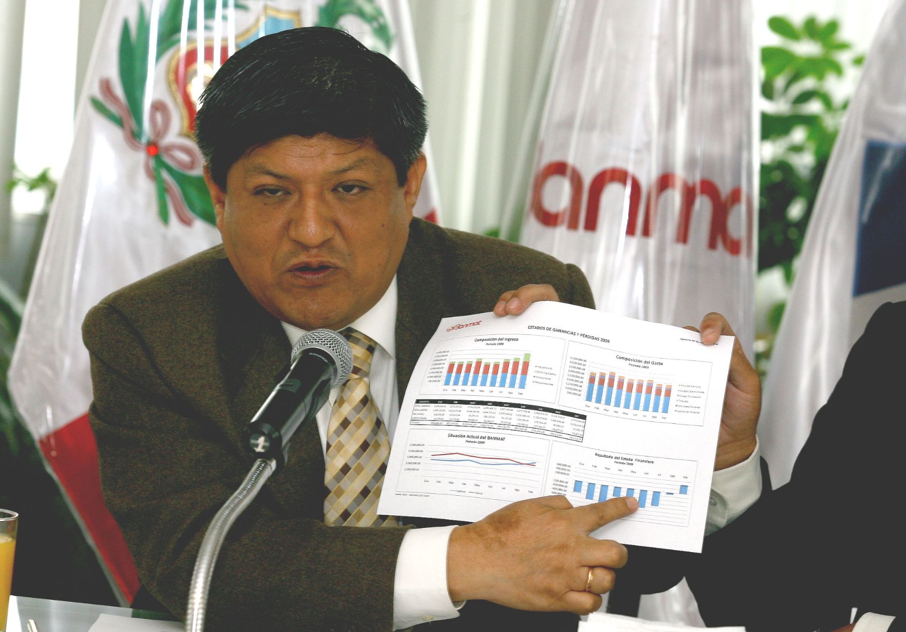 Gerente del Banco de Materiales, Víctor Raúl Espinoza, en conferencia de prensa. Foto: ANDINA/Víctor Palomino.