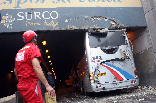 Bus interprovincial de la empresa TEPSA quedó atascado bajo el Puente Benavides por superar la altura máxima. Foto: ANDINA/Rocío Farfán