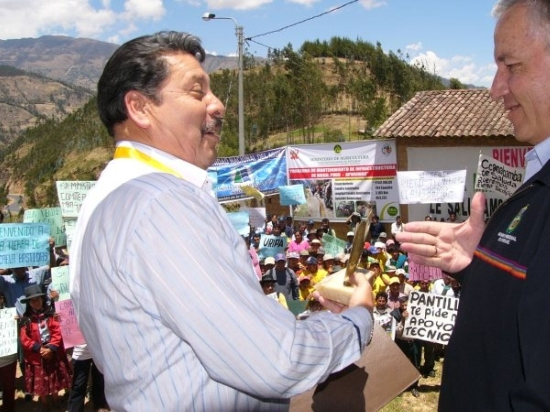 Ministro de Agricultura, Adolfo de Córdova, entrega Seguro Agrario Catastròfico en Región Apurímac