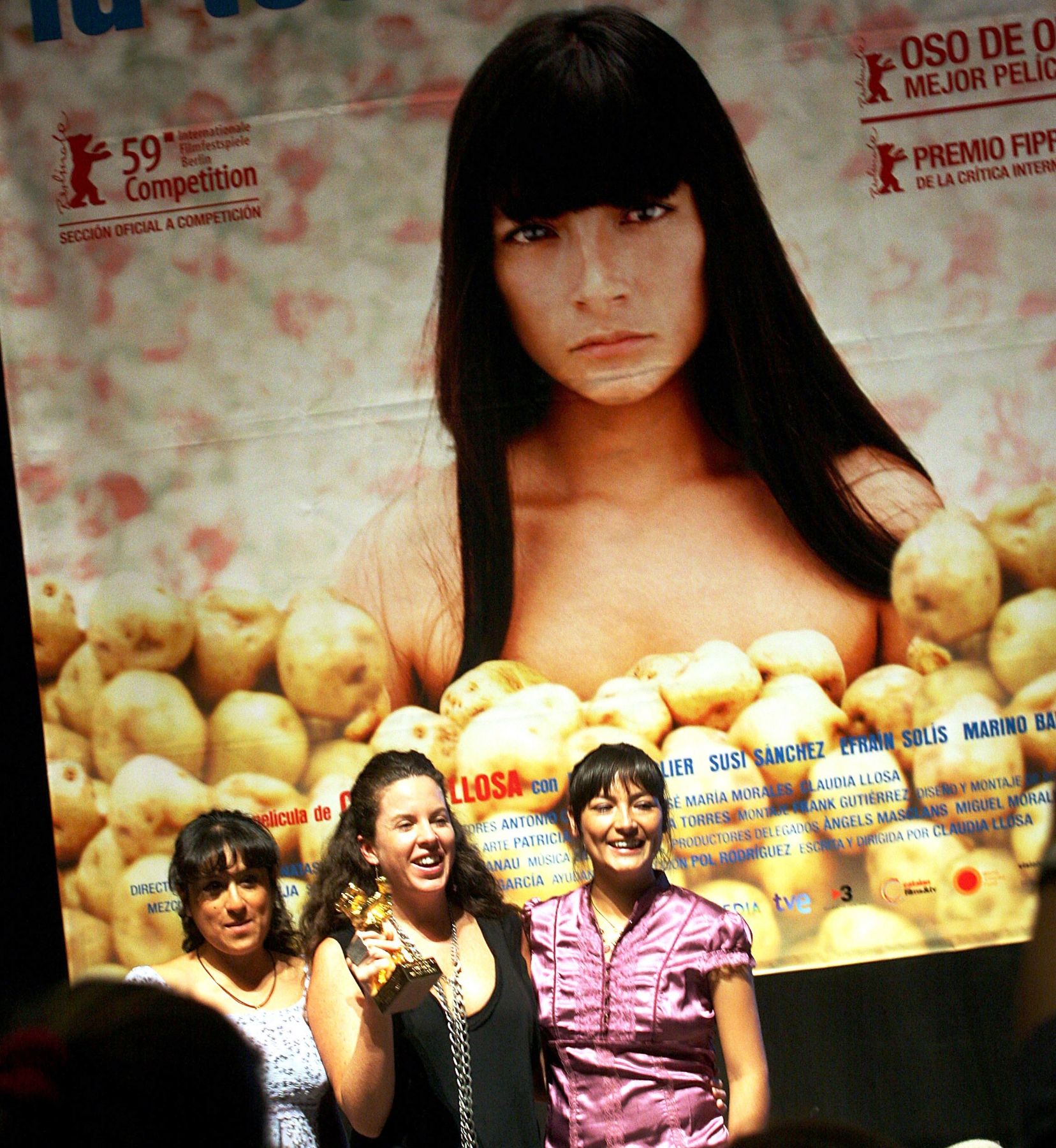 Claudia Llosa y Magaly Solier, directora y protagonista de la película peruana La teta asustada, que figura entre 9 candidatas a una nominación al Oscar por Mejor Película Extranjera