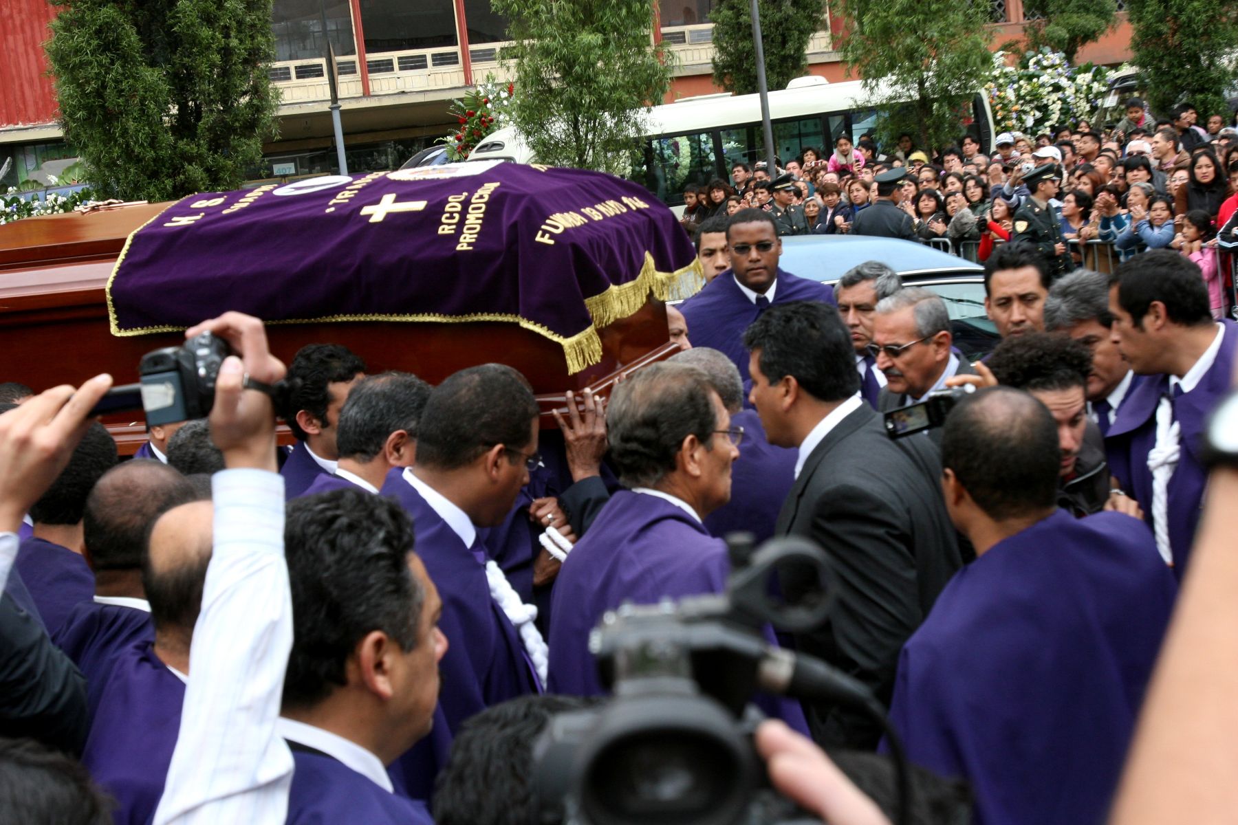 Féretro con los restos de Arturo "Zambo" Cavero, hace su ingreso al templo de Las Nazarenas.Foto : ANDINA/ Jorge Paz H