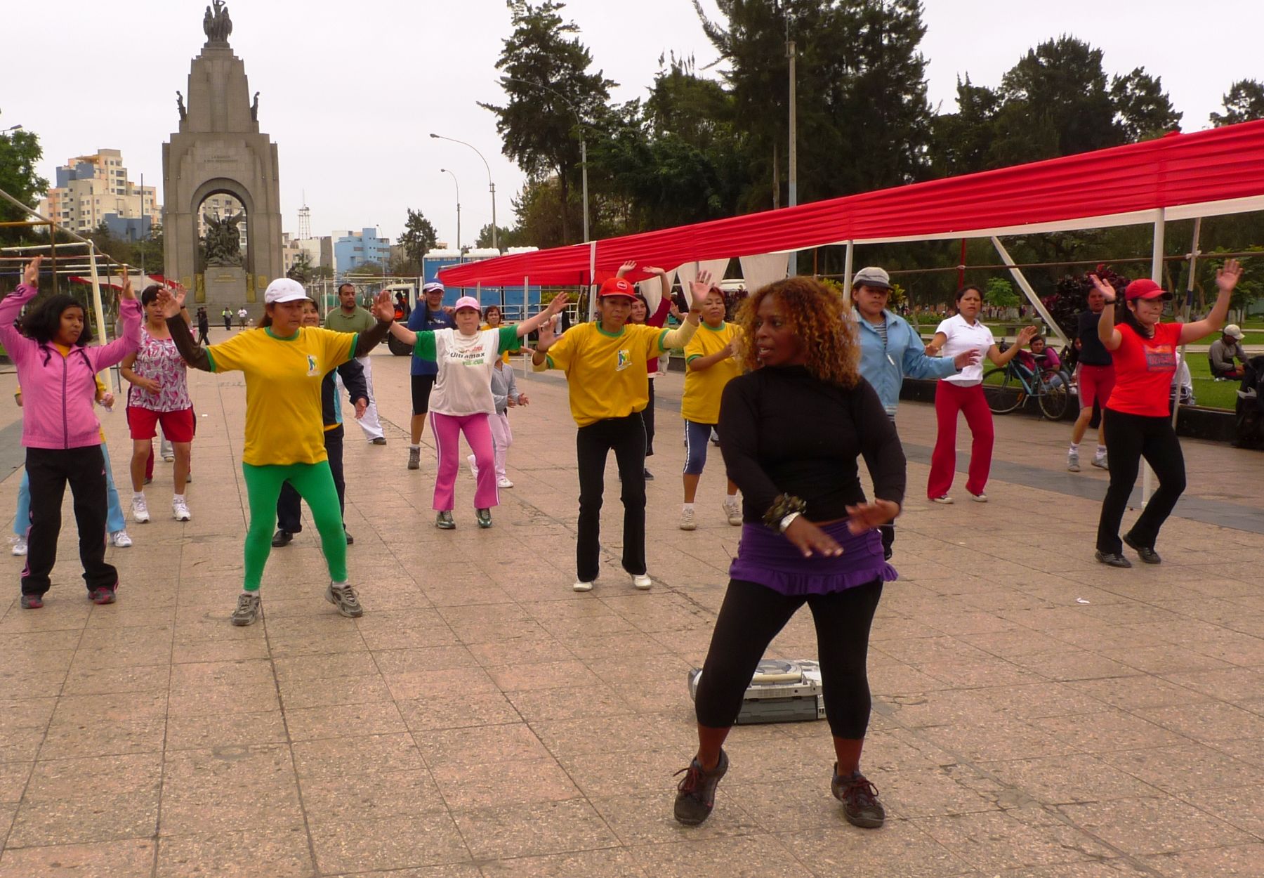 Clases de baile gratuitas en el Campo de Marte. Foto. ANDINA / Rossana Salcedo.