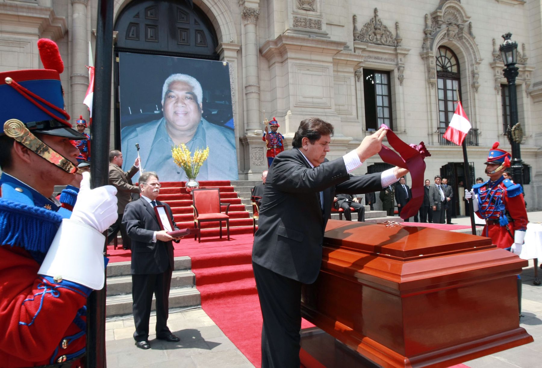 El presidente de la República, Alan García Pérez impone la Orden del Sol en el Grado de Gran Cruz, al fallecido cantante criollo, Arturo Cavero. Foto: Sepres