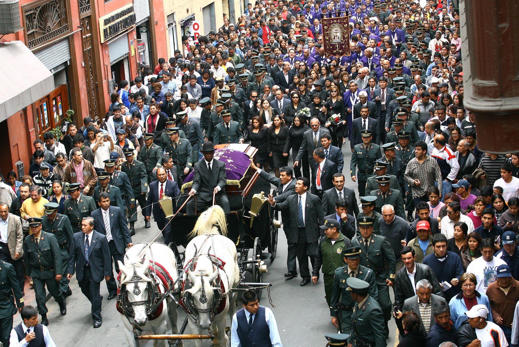 Cortejo fúnebre del cantante criollo Arturo "Zambo" Cavero camino al congreso.Foto: ANDINA/Victor Palomino