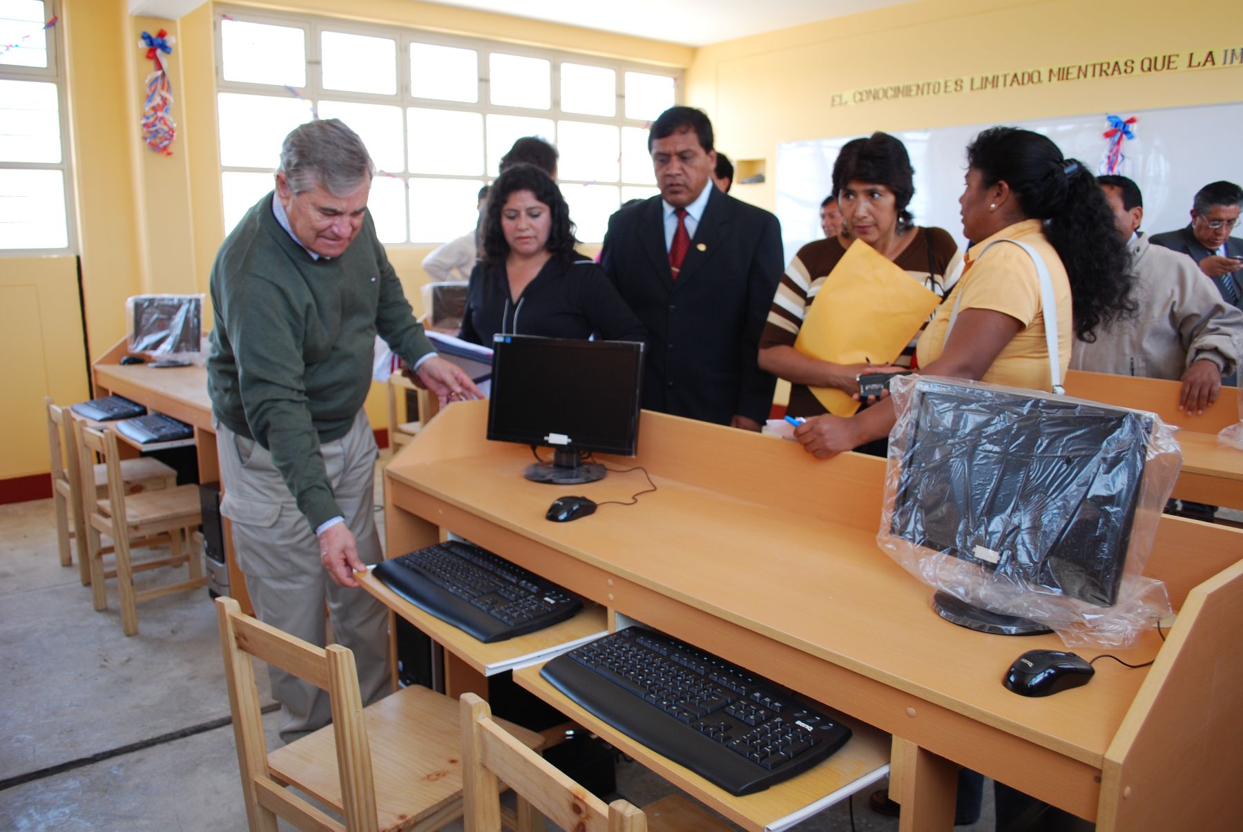 El director de Ayuda en Acción-Perú, Juan Ignacio Gutiérrez Fuente, recorre una de las salas de cómputo inauguradas en el Colegio San Luis Gonzaga de Ica. Foto: Ayuda en Acción.