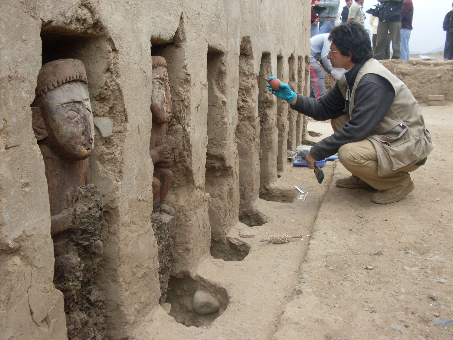 Especialistas realizan trabajos de conservación a estatuillas halladas en Chan Chan. Foto: ANDINA/Oscar Paz.