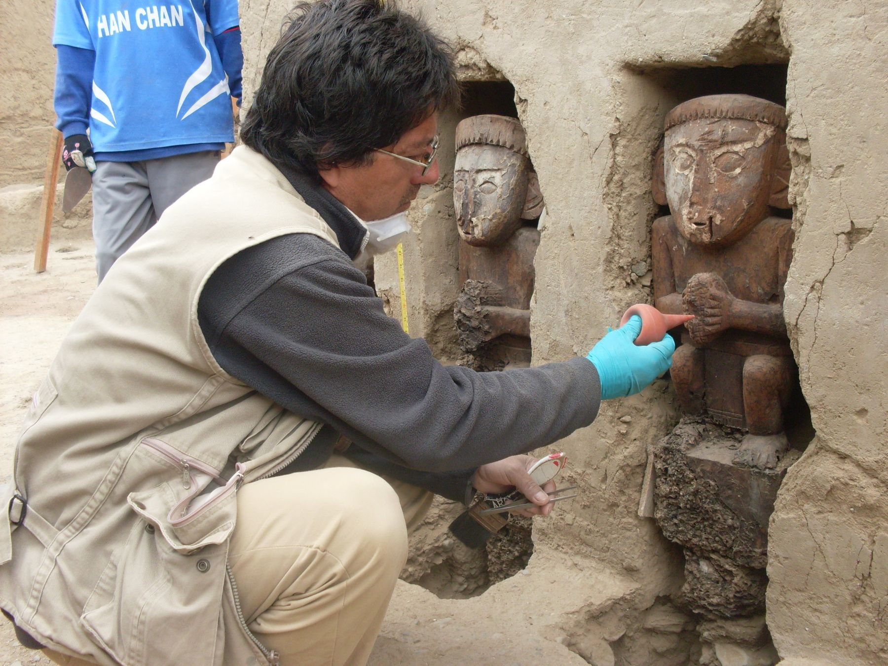 Especialistas realizan trabajos de conservación a estatuillas halladas en Chan Chan. Foto: ANDINA/Oscar Paz.