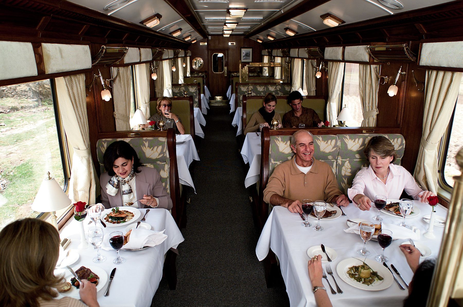 Coche-comedor del tren de lujo Hiram Bingham. Foto: PeruRail.