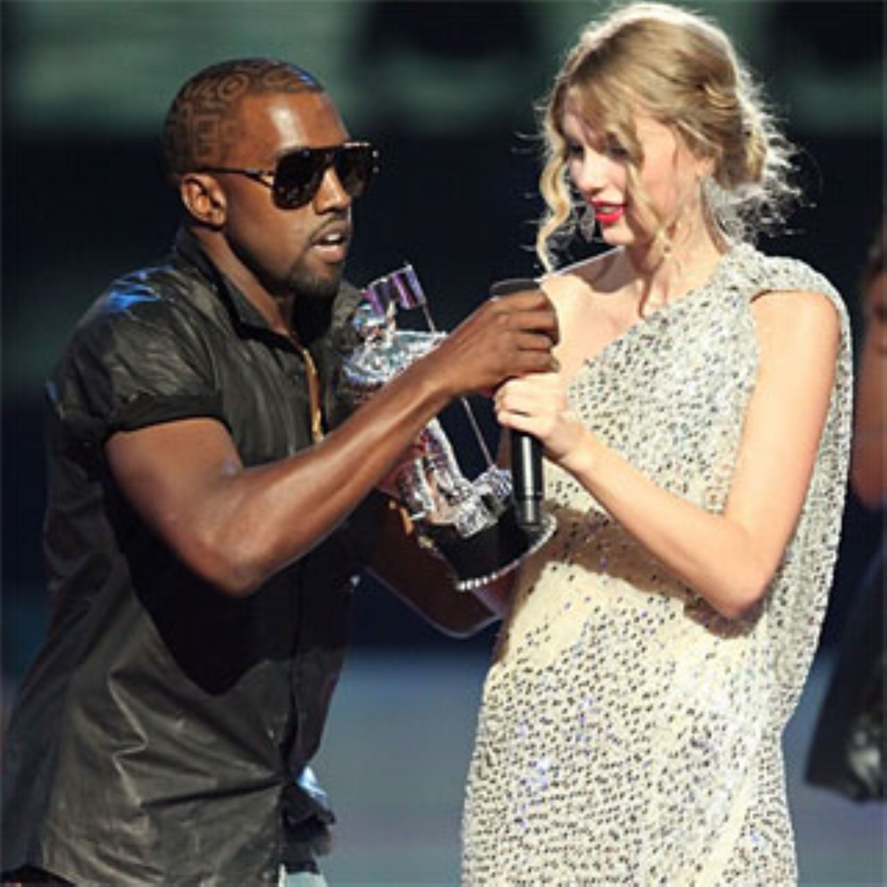 El rapero Kanye West, que interrumpió a la ganadora de MTV Awards Taylor Swift porque estaba en desacuerdo con su premiación, fue ahora objeto de broma pesada en Twitter. Alguien escribió que había muerto.