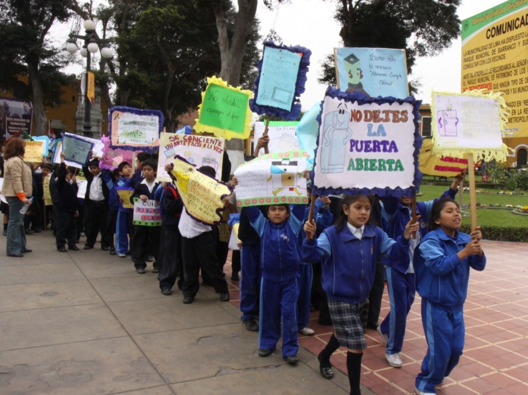 Escolares desfilaron hoy pidiendo ahorro de energía. Foto: Difusión