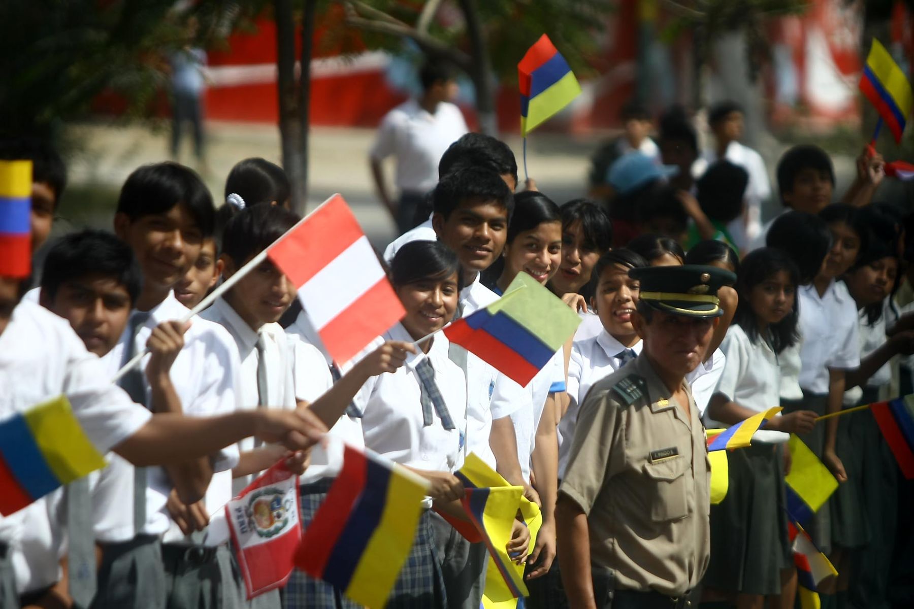 Pobladores piuranos reciben a los mandatarios de Perú y Ecuador con banderas multicolores en el Encuentro Presidencial  y III Reunión de Gabinetes Ministeriales Perú-Ecuador. Foto: ANDINA/Alberto Orbegoso.