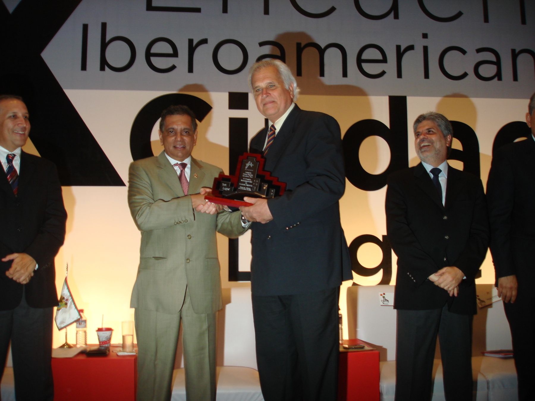 Alcalde de San Isidro, Antonio Meier recibe premio para el distrito en México. Foto: Mun. San Isidro