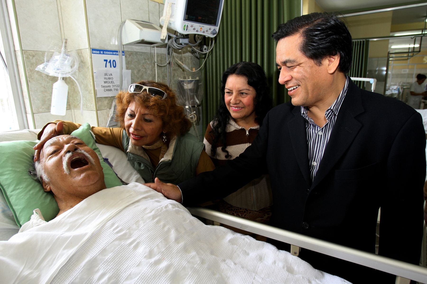 Ministro de Educación, Antonio Chang, visitó a Miguel Angel Silva Rubio, el Indio Mayta, en el Hospital Almenara .Foto: ANDINA/Norman Córdova.